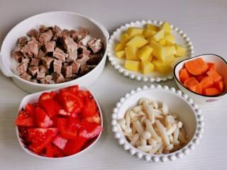 西红柿土豆炖牛肉,番茄洗净切块，土豆去皮切块，准备好所有食材。
