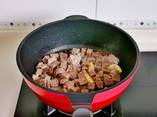 西红柿土豆炖牛肉,起油锅加入香叶，八角，蒜，葱段煸炒出香味儿，再加入焯水的牛肉翻炒。