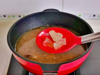西红柿土豆炖牛肉,加入冰糖，十三香，姜片，盖上锅盖烧开转小火炖20分钟。