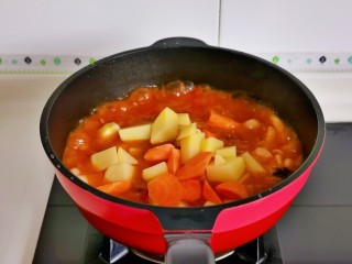西红柿土豆炖牛肉,加入切好的土豆，胡萝卜再炖10分钟。