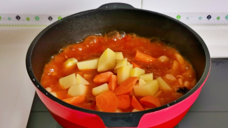西红柿土豆炖牛肉,加入切好的土豆，胡萝卜再炖10分钟。