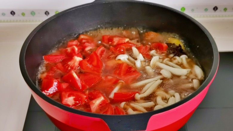 西红柿土豆炖牛肉,加入切好的番茄，白玉菇再炖15分钟。