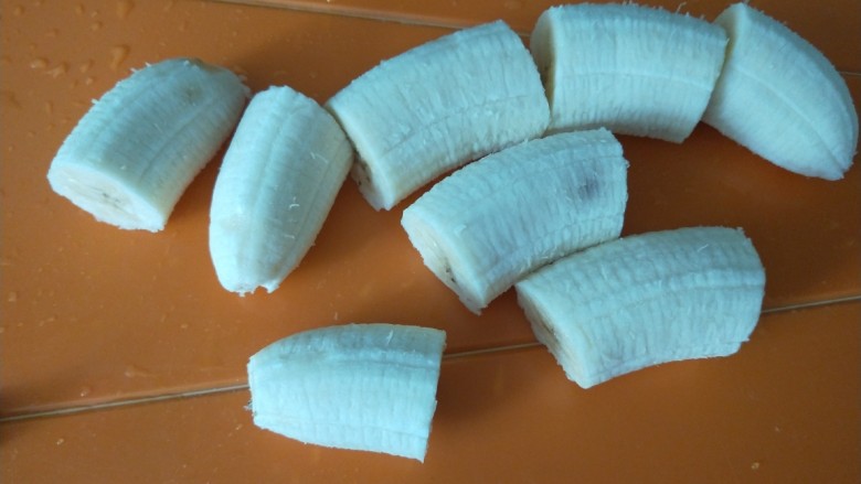 酥炸香蕉,切成小段放入水盆中沾水。
