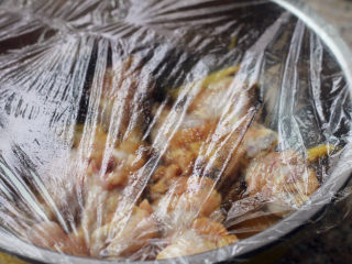 香烤翅根,盖上保鲜膜，放入冰箱，腌制2小时。	