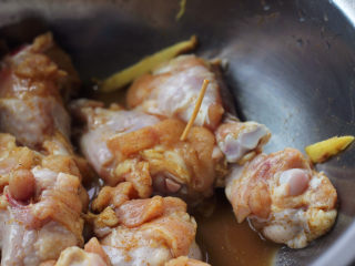 香烤翅根,用牙签在鸡翅上扎出一些小洞，更容易入味儿。