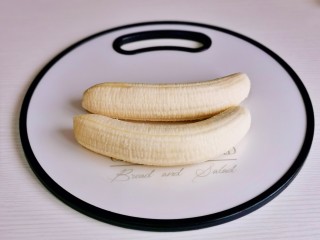 酥炸香蕉,香蕉去皮。