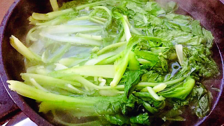 青菜鱼丸汤,锅中烧开水将小白菜焯水后立即放入冷水中过凉沥干水份备用