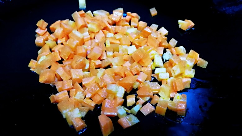 胡萝卜肉末粥,热锅凉油，油热放入胡萝卜丁，胡萝卜的营养成份属于脂溶性的，文火翻炒一下更易吸收。