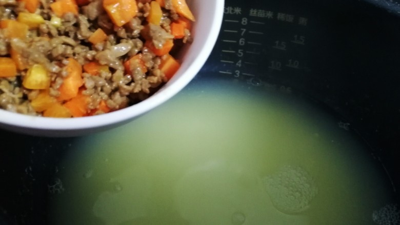 胡萝卜肉末粥,粥还剩10分钟好的时候放入胡萝卜和牛肉末。