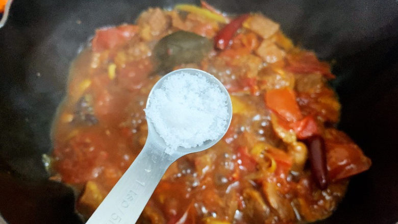 西红柿土豆炖牛肉,约1小时后，加入适量的盐调味