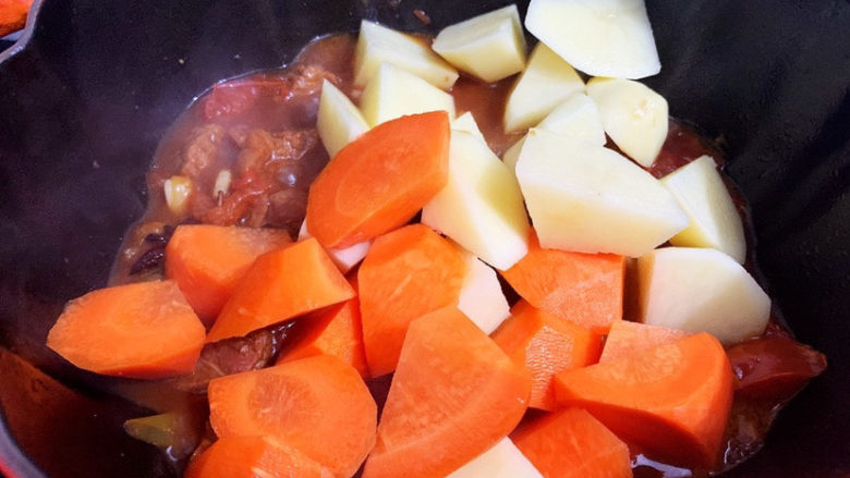 西红柿土豆炖牛肉,加入胡萝卜和土豆