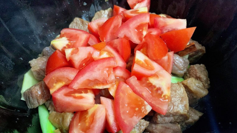 西红柿土豆炖牛肉,加入西红柿炒匀
