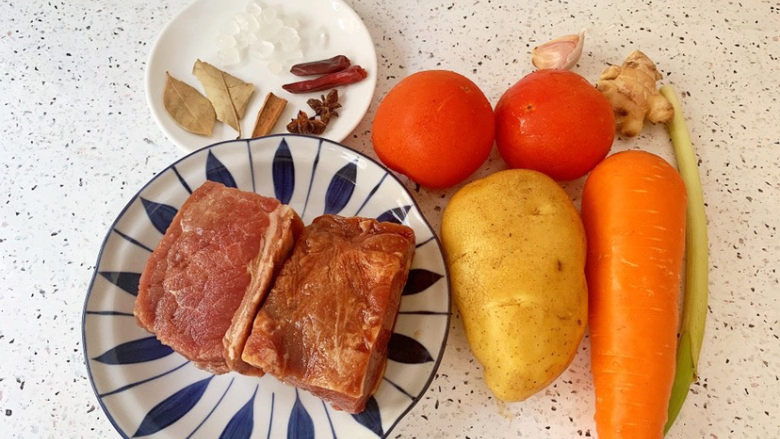 西红柿土豆炖牛肉,准备好材料