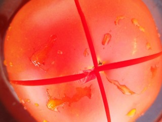 西红柿土豆炖牛肉,一个西红柿切十字花刀，用热水浸泡