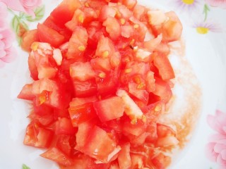 西红柿土豆炖牛肉,西红柿去皮后切成小丁备用。