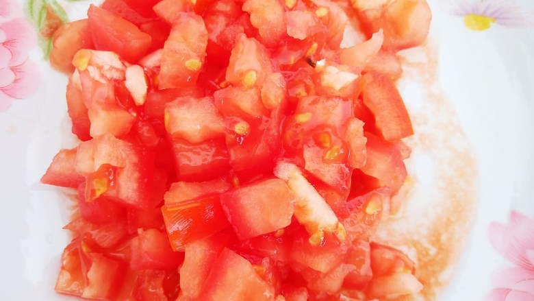 西红柿土豆炖牛肉,西红柿去皮后切成小丁备用。