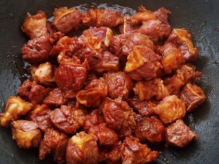 西红柿土豆炖牛肉,加入牛腩翻炒上色。