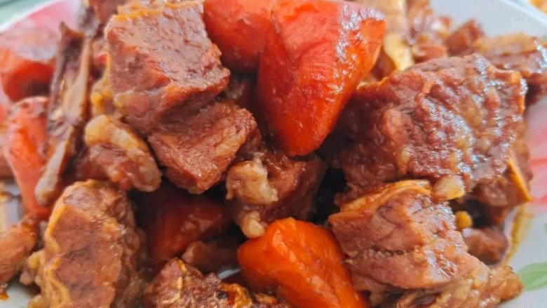 西红柿土豆炖牛肉,15分钟后大火收干汤汁即可。