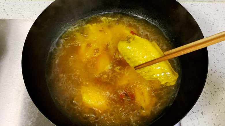 盐焗鸡翅,往锅中倒入腌制好的鸡翅，煮10分关火，稍微焖下颜色更好看，盛出鸡翅入冰箱冷藏，吃得时候取出即可。