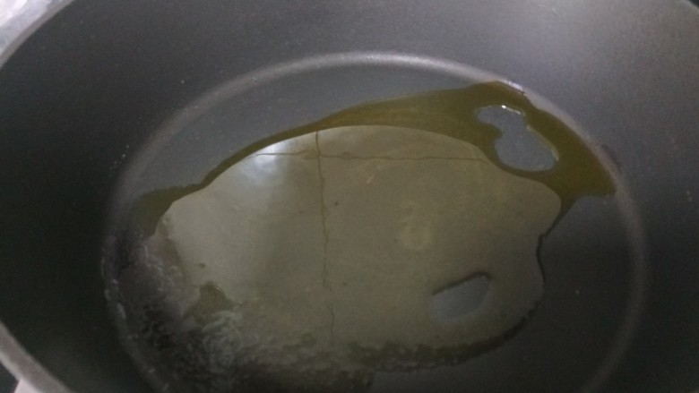 鸡蛋火腿炒饭,锅中倒入适量油烧热。