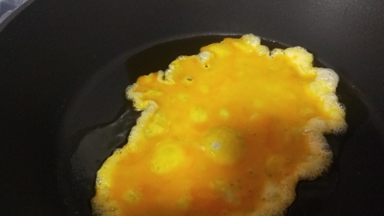 鸡蛋火腿炒饭,倒入鸡蛋炒碎成出来备用。