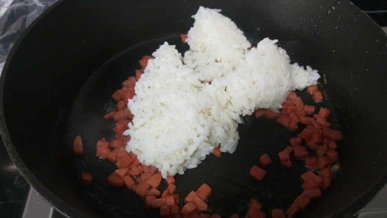鸡蛋火腿炒饭,倒入米饭。