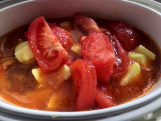 西红柿土豆炖牛肉,炖煮半小时后加入番茄块再炖半小时。