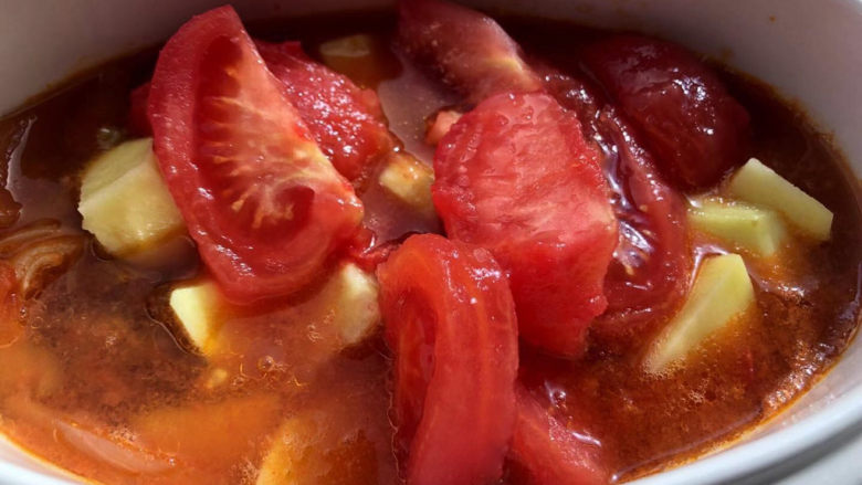 西红柿土豆炖牛肉,炖煮半小时后加入番茄块再炖半小时。