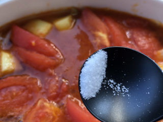 西红柿土豆炖牛肉,出锅前几分钟调入盐。