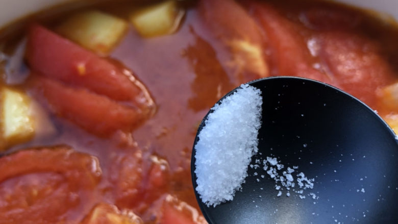 西红柿土豆炖牛肉,出锅前几分钟调入盐。