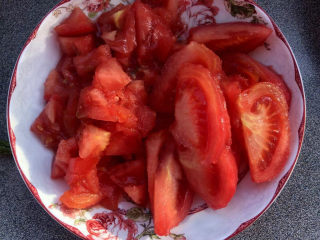 西红柿土豆炖牛肉,一部分番茄切丁，一部分切大块。