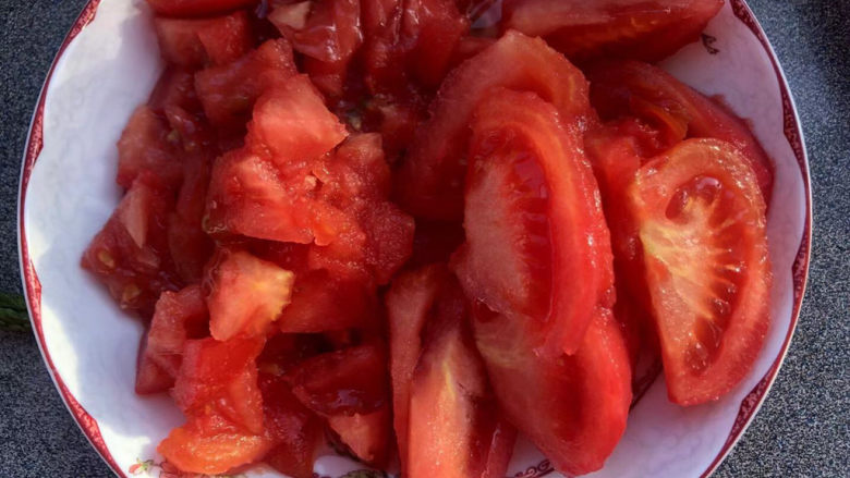 西红柿土豆炖牛肉,一部分番茄切丁，一部分切大块。