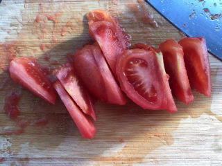 西红柿土豆炖牛肉,去皮切碎。