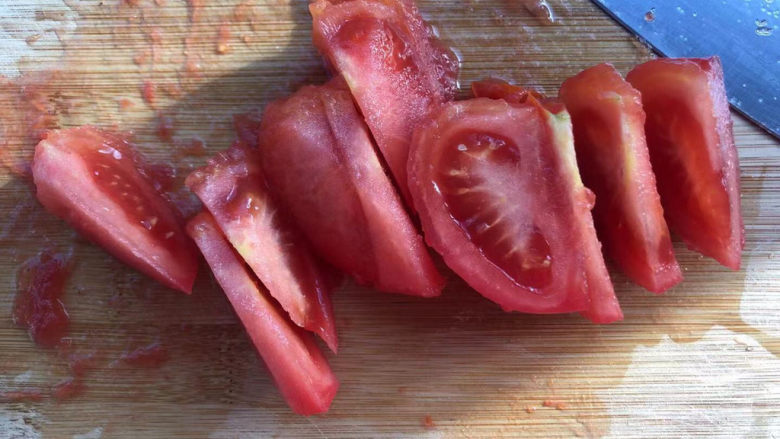 西红柿土豆炖牛肉,去皮切碎。