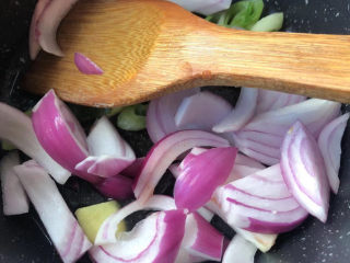 西红柿土豆炖牛肉,下入洋葱翻炒出香味。
