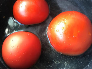 西红柿土豆炖牛肉,番茄开水烫一下。
