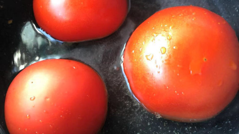 西红柿土豆炖牛肉,<a style='color:red;display:inline-block;' href='/shicai/ 59'>番茄</a>开水烫一下。