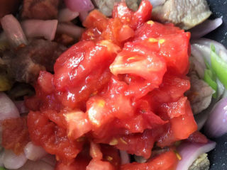 西红柿土豆炖牛肉,放入番茄丁。