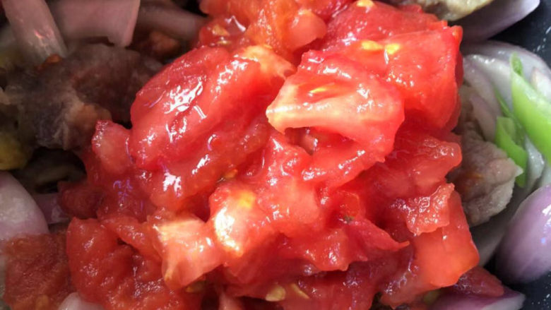 西红柿土豆炖牛肉,放入番茄丁。