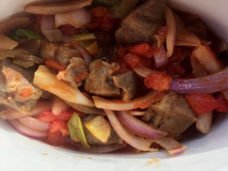 西红柿土豆炖牛肉,把食材转移到炖锅里。