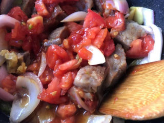 西红柿土豆炖牛肉,翻炒均匀，略煮片刻。