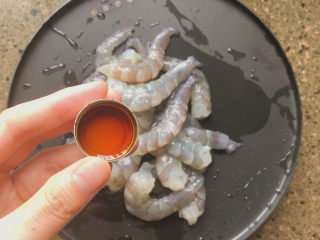 芦笋虾球,处理好的虾仁倒入一小勺的料酒
