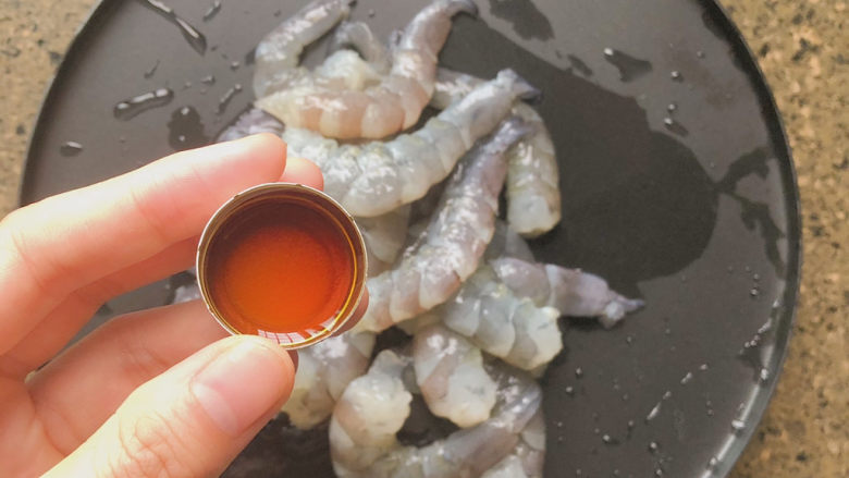 芦笋虾球,处理好的虾仁倒入一小勺的料酒