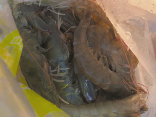 芦笋虾球,先把活虾装进保鲜袋冻上 会很好的取出完整的虾仁