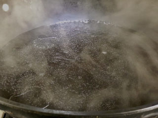 芦笋虾球,锅里加入适量清水滴几滴食用油和食盐煮开