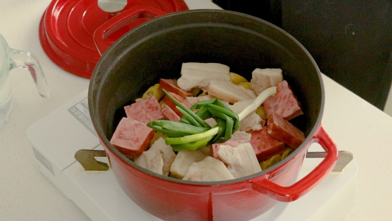 春日限定[腌笃鲜],把焯过水的肉，春笋放入锅内，放一个葱结，和几片姜