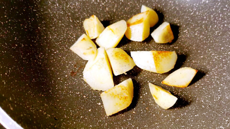 家常地三鲜,土豆煎至金黄