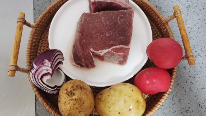西红柿土豆炖牛肉,准备食材