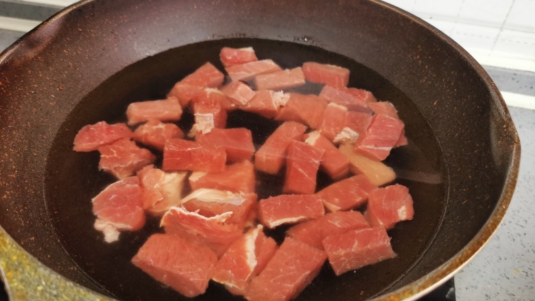 西红柿土豆炖牛肉,凉水入锅煮沸