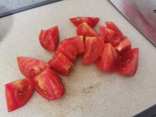 西红柿土豆炖牛肉,西红柿切块